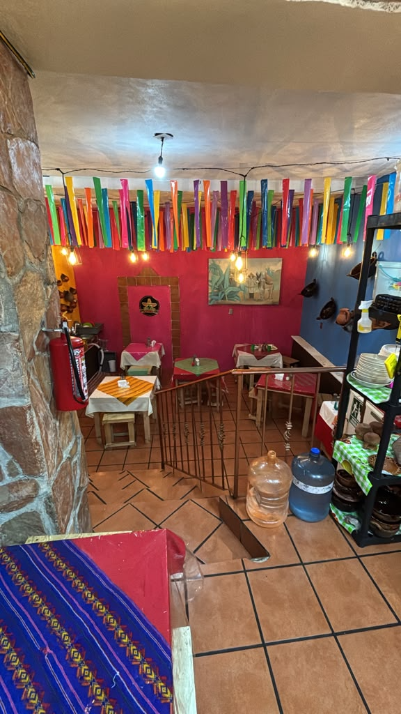 Ambiente interior colorido de Antojitos Ocampo